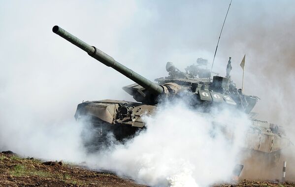 「戦車バイアスロン２０１６」チェリャービンスク州で予選を走るＴ－７２戦車 - Sputnik 日本
