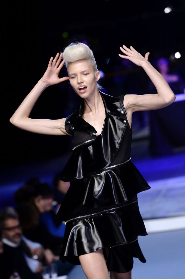 ロシア人モデルのサーシャ・ルッス、ジャン＝ポール・ゴルティエのファッションショーで - Sputnik 日本
