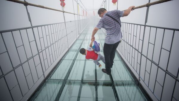 Мужчина с ребенком на стеклянном мосту в Китае - Sputnik 日本