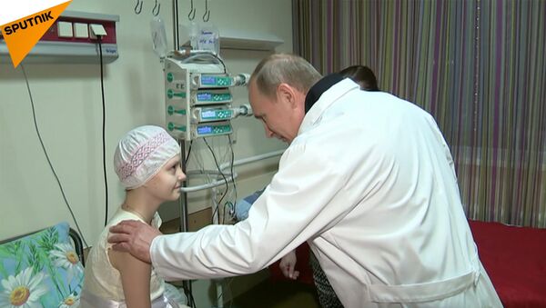 プーチン大統領がモスクワの小児がんセンターを視察 - Sputnik 日本