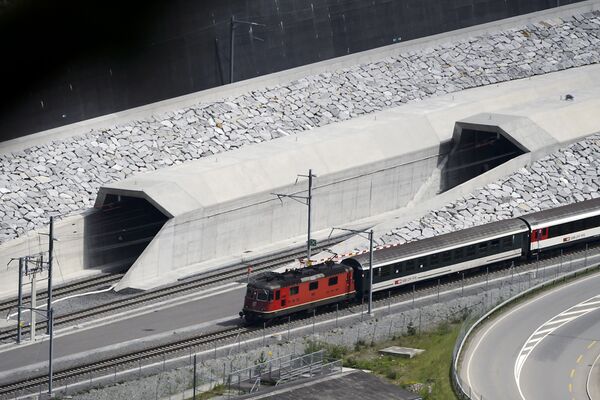 世界最長の鉄道トンネルがスイス、アルプス山麓で 世界最長の鉄道トンネルがスイス、アルプス山麓で - Sputnik 日本