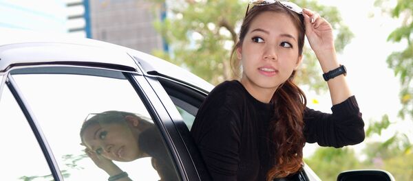 Девушка выглядывает из окна автомобиля - Sputnik 日本