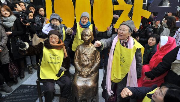ソウル日本大使館前の慰安婦像をハンマーで叩いた女性が逮捕 - Sputnik 日本