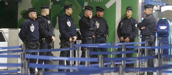 パリ=オルリー空港西ターミナルから約3000人が避難 パリ=オルリー空港西ターミナルから約3000人が避難 - Sputnik 日本