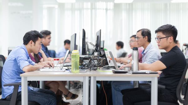 Сигапурские работники за комптютерами в офисе - Sputnik 日本