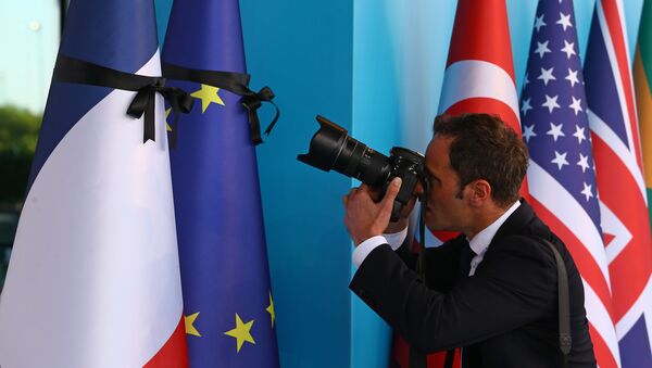 Фотографирование флагов ЕС и Франции с траурными лентами на саммите G20 в Турции - Sputnik 日本