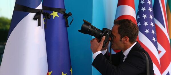Фотографирование флагов ЕС и Франции с траурными лентами на саммите G20 в Турции Фотографирование флагов ЕС и Франции с траурными лентами на саммите G20 в Турции - Sputnik 日本