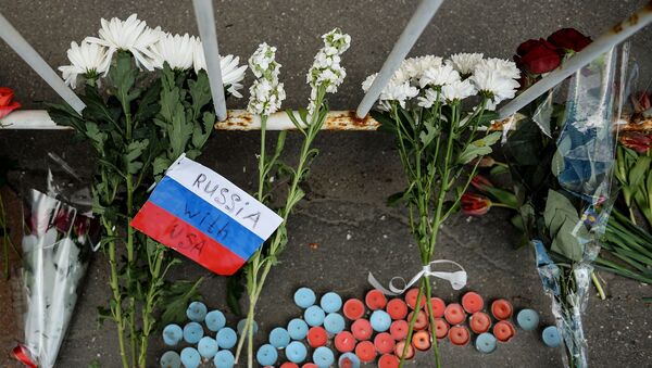 Цветы у посольства США в Москве в знак траура по погибшим в результате стрельбы в ночном клубе Орландо - Sputnik 日本