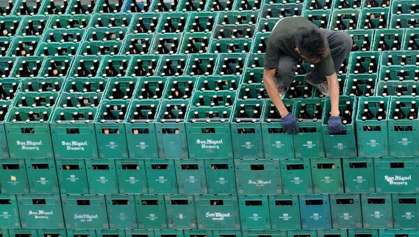 Мужчина проверяет ящики с пивом перед транспортировкой - Sputnik 日本