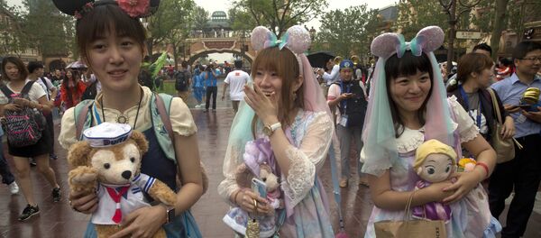上海ディズニーランド開園 雨の中、日本人旅行者も長蛇の列に並ぶ(写真、動画) 上海ディズニーランド開園 雨の中、日本人旅行者も長蛇の列に並ぶ(写真、動画) - Sputnik 日本
