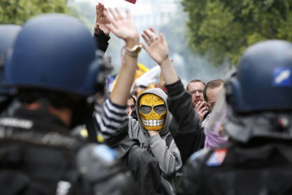 パリ、仏労働法改革案に反対し、若者が全国的な抗議行動に参加 - Sputnik 日本