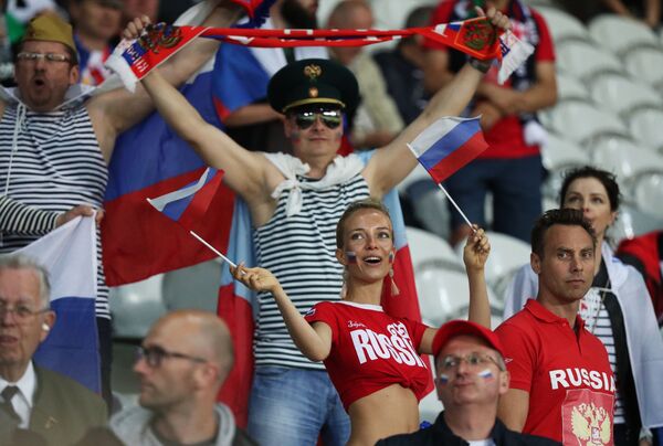 欧州サッカー選手権、ロシア対スロバキア戦の開始前のロシア人応援団 - Sputnik 日本