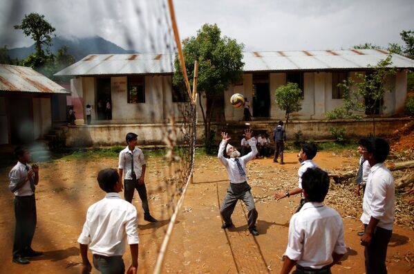 ６８歳の学生がバレーボールに興じる、ネパールで - Sputnik 日本