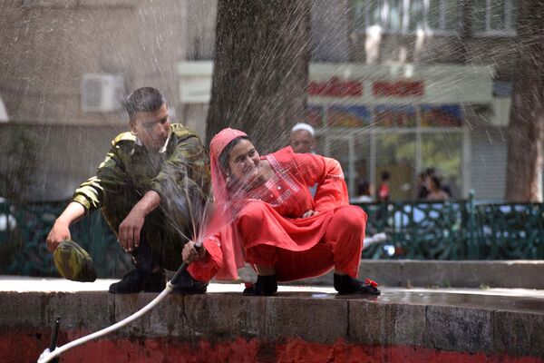 酷暑で噴水で涼をとる市民、タジキスタンの首都ドゥシャンベ - Sputnik 日本