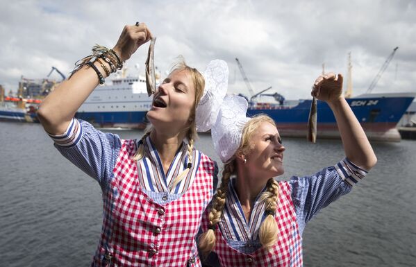 オランダ、スヘヴェニンゲン湾、ニシンのついた民族衣装を着た女性たち - Sputnik 日本