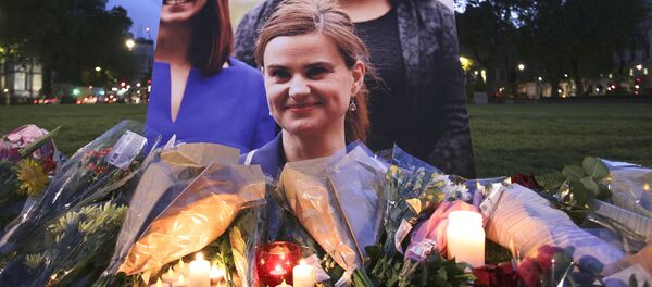 Цветы и свечи рядом с портретом убитого депутата британского парламента Джо Кокс - Sputnik 日本