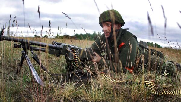 Литовский солдат во время военных учений НАТО Saber Strike 2014 на базе Рукла в Литве - Sputnik 日本