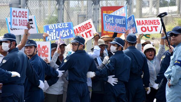 Полиция и протестующие на острове Окинава - Sputnik 日本