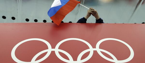 Болельщик с российским флагом рядом с баннером Олимпийских игр - Sputnik 日本