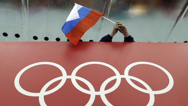 Болельщик с российским флагом рядом с баннером Олимпийских игр - Sputnik 日本