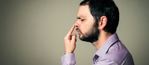 鼻に触っている男 - Sputnik 日本