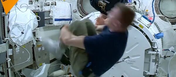 永遠の回転、ピーク宇宙飛行士が無重力で宙返りを披露 - Sputnik 日本