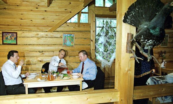プーチン大統領とシュレーダー独首相、ウクライナのクチマ大統領がレストランでディナーを囲む、２００２年 - Sputnik 日本