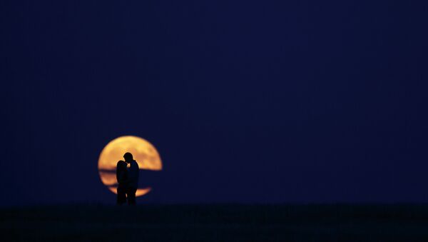 Пара целуется под полной луной в Болгарии - Sputnik 日本