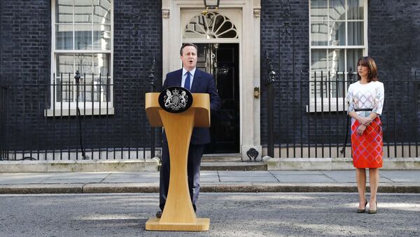 Britain's Prime Minister David Cameron speaks after Britain voted to leave the European Union, outside Number 10 Downing Street as his wife Samantha looks on in London, Britain June 24, 2016. - Sputnik 日本