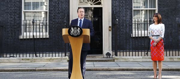Britain's Prime Minister David Cameron speaks after Britain voted to leave the European Union, outside Number 10 Downing Street as his wife Samantha looks on in London, Britain June 24, 2016. Britain's Prime Minister David Cameron speaks after Britain voted to leave the European Union, outside Number 10 Downing Street as his wife Samantha looks on in London, Britain June 24, 2016. - Sputnik 日本