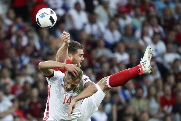 欧州サッカー選手権でロシアのヴァシーリー・ベレズツキーとウェールズのサム・ヴォークスが対決 - Sputnik 日本