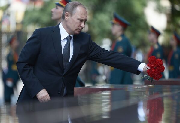 プーチン大統領、クレムリン脇の無名戦士の墓に献花 - Sputnik 日本