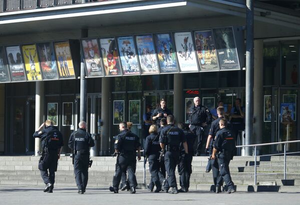 独特務機関が映画館を取り囲む。フィルンハイム市の映画館で武装した男が銃撃 - Sputnik 日本