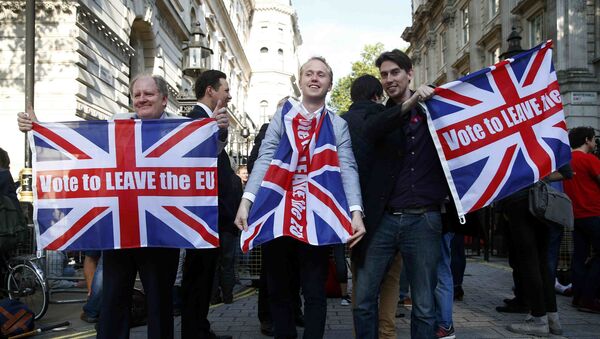 Vote leave supporters wave Union flags, following the result of the EU referendum, outside Downing Street in London, Britain June 24, 2016. - Sputnik 日本