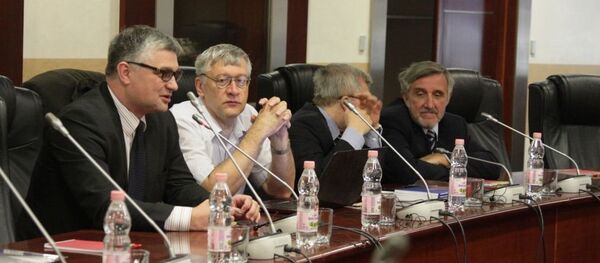 写真提供はルーキン氏(最左)、イヴァノフ氏は右隣、6月8日、モスクワ国際関係大学での学会 写真提供はルーキン氏(最左)、イヴァノフ氏は右隣、6月8日、モスクワ国際関係大学での学会 - Sputnik 日本