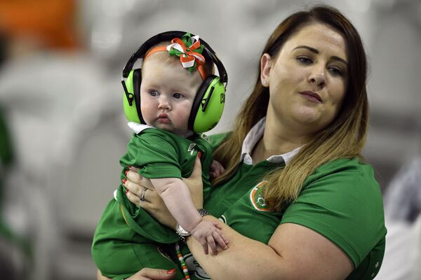 アイルランドの応援団の女性、イタリアとの試合を待って子どもをあやす - Sputnik 日本