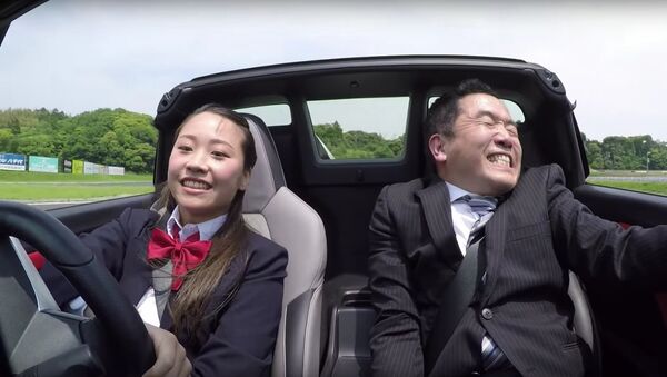 テストドライブ同伴も命がけ、恐るべし日本の女子高校生 - Sputnik 日本