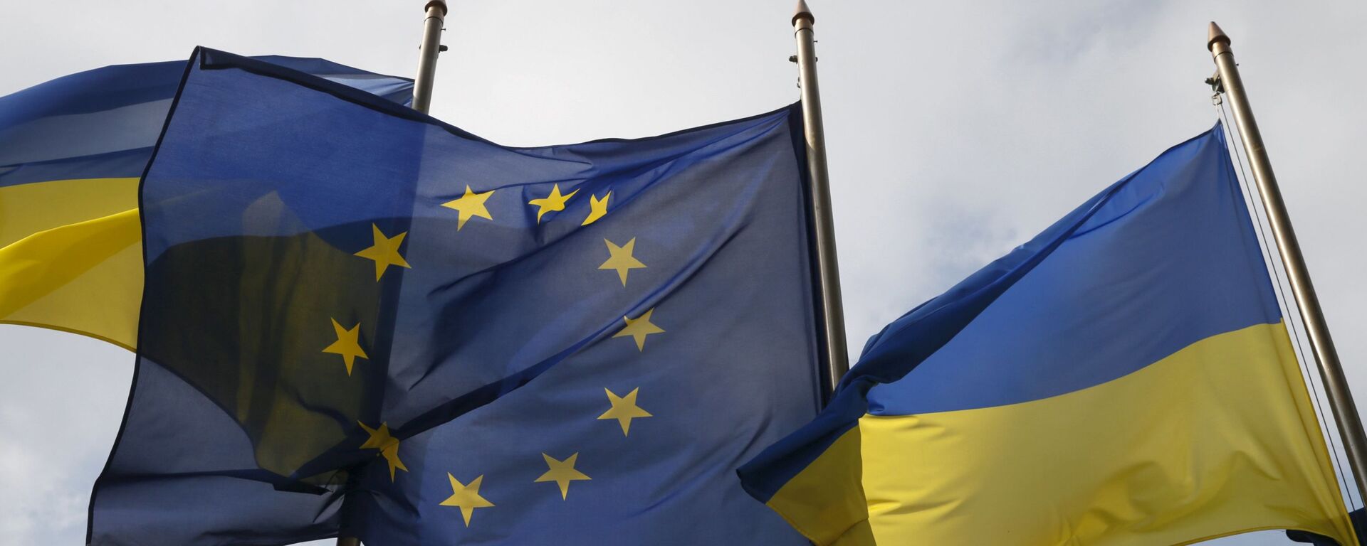Флаги Евросоюза и Украины в Киеве - Sputnik 日本, 1920, 14.04.2021