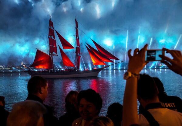 ブリガンティン型帆船がネヴァ川をゆく、サンクトペテルブルグでのフェスティバル「赤い帆船」 - Sputnik 日本