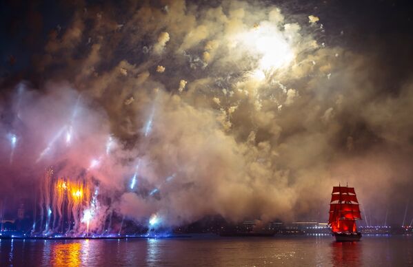ブリガンティン型帆船がネヴァ川をゆく、サンクトペテルブルグでのフェスティバル「赤い帆船」 - Sputnik 日本