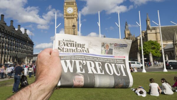 Мужчина держит в руке газету у здания парламента в Лондоне после референдума по сохранению членства Великобритании в Европейском Союзе - Sputnik 日本