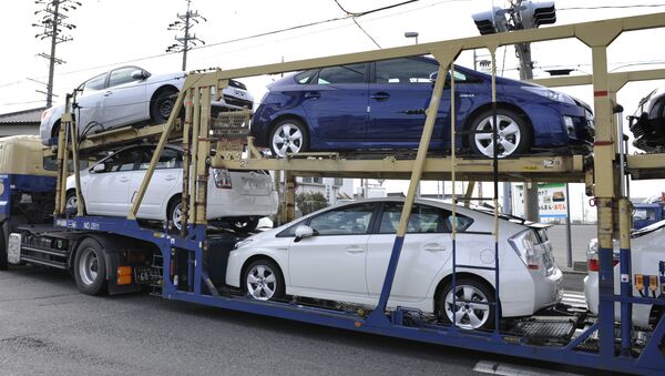 A carrier transports Toyota vehicles including the new Prius hybrid vehicles near the Toyota Motor Corp. Tsutsumi Plant in the town of Toyota, Japan's Aichi Prefecture - Sputnik 日本