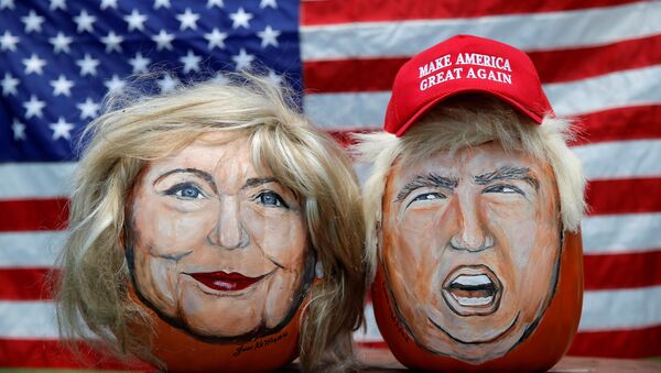Изображения кандидатов в президенты США Хиллари Клинтон и Дональда Трампа на тыквах - Sputnik 日本