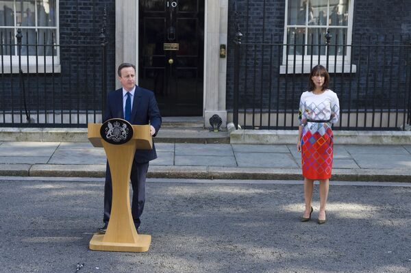 英国のキャメロン首相とサマンサ夫人　辞任声明発表の際に。 - Sputnik 日本