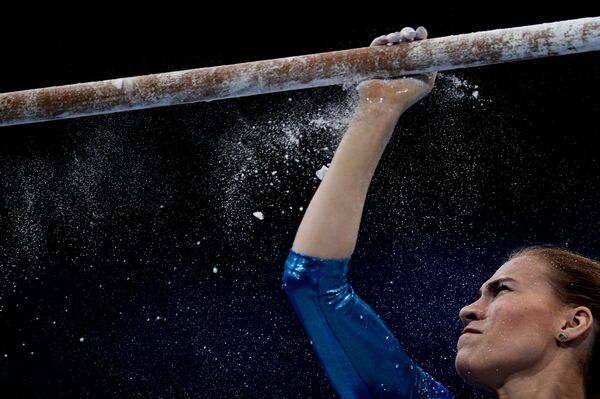 欧州体操選手権女子種目別演技の前に段違い平行棒を準備するクセニヤ・アファナーシエワ選手（ロシア）　ベルンで。 - Sputnik 日本