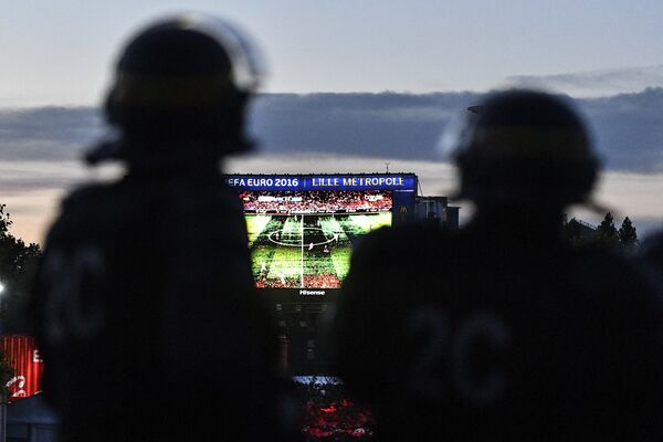 ユーロ2016イングランド対ウェールズの試合前に通りで警備する警察官達　リール（フランス）で。 - Sputnik 日本