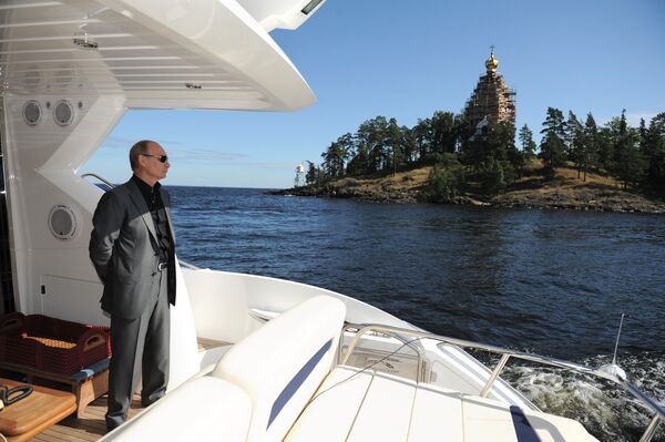 プーチン大統領、スパソ＝プレオブラジェンスキー修道院を訪問するためにボートに、２０１１年８月１４日 - Sputnik 日本