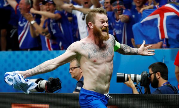 イングランド戦での勝利に喜ぶアイスランド・チームのアロン・ガナーソン主将　ユーロ2016（フランス）。 - Sputnik 日本
