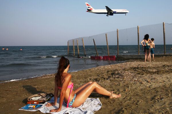 ラルナカ国際空港（キプロス）に着陸するブリティッシュ・エアウェイズ(BA）機を海岸から見守る人達。 - Sputnik 日本