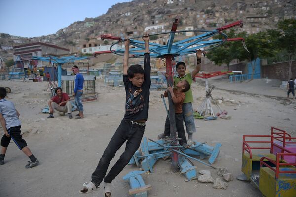 ブランコで遊ぶアフガニスタンの子供達　首都カブールで。 - Sputnik 日本